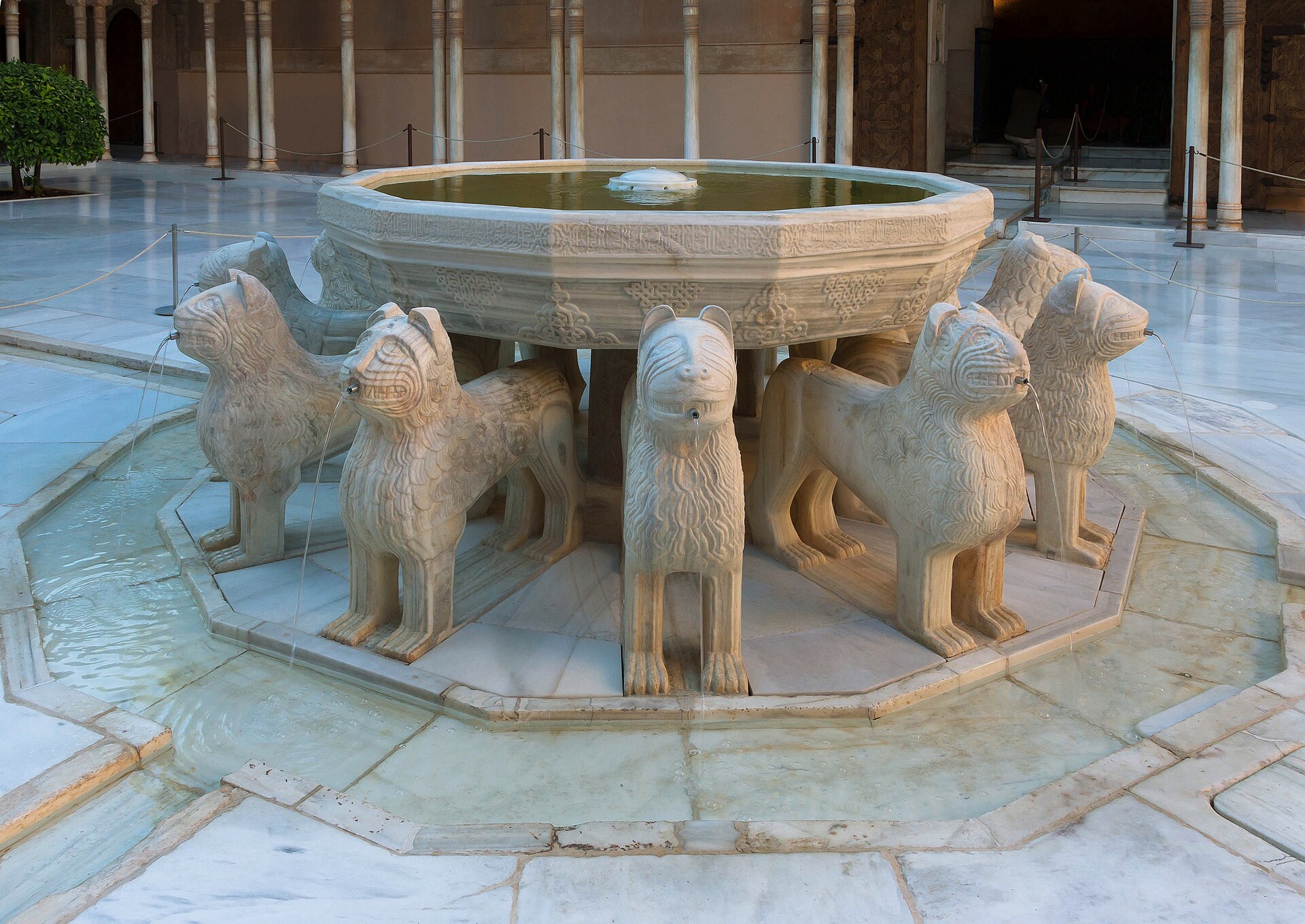 Patio de los Leones en la Alhambra de Granada