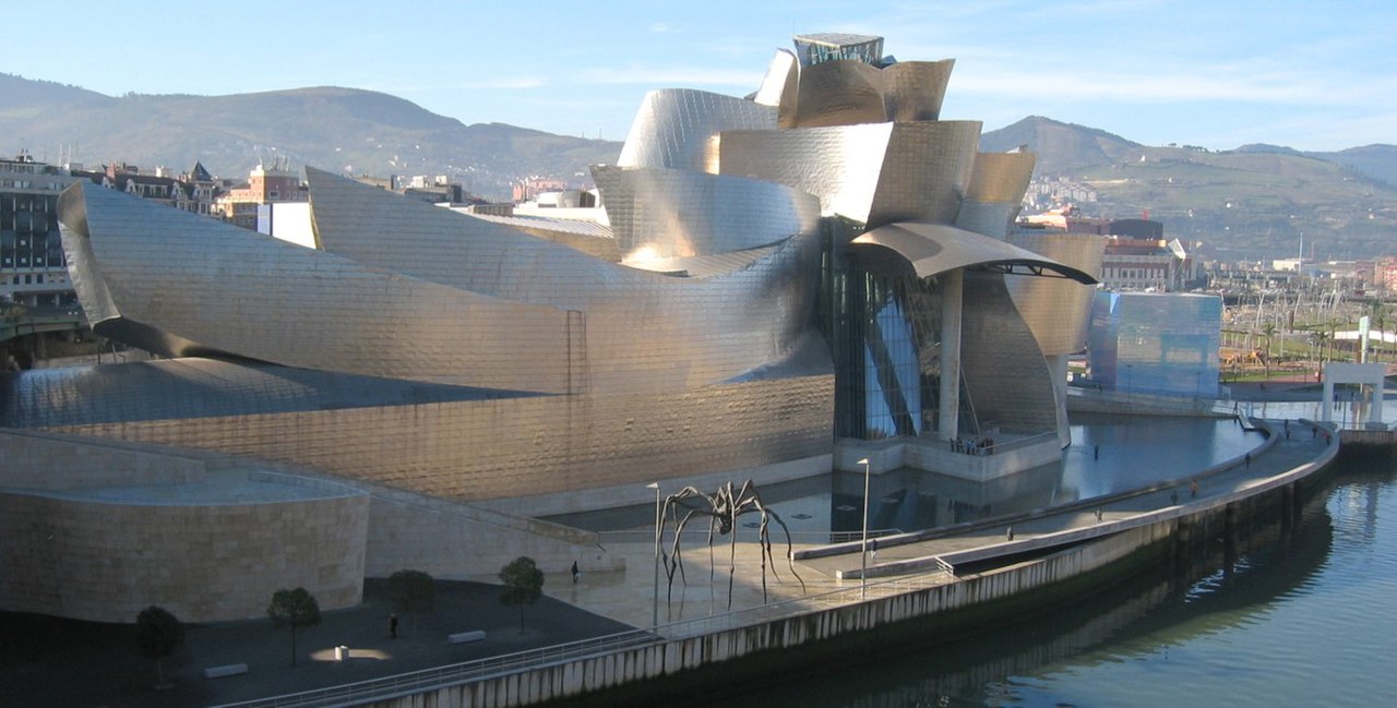 Museo Guggenheim Bilbao junto al río Nervión