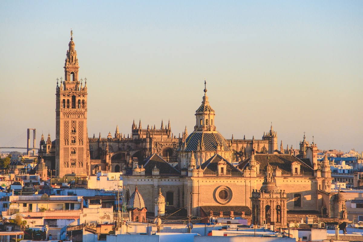 Giralda y Catedral de Sevilla al atardecer